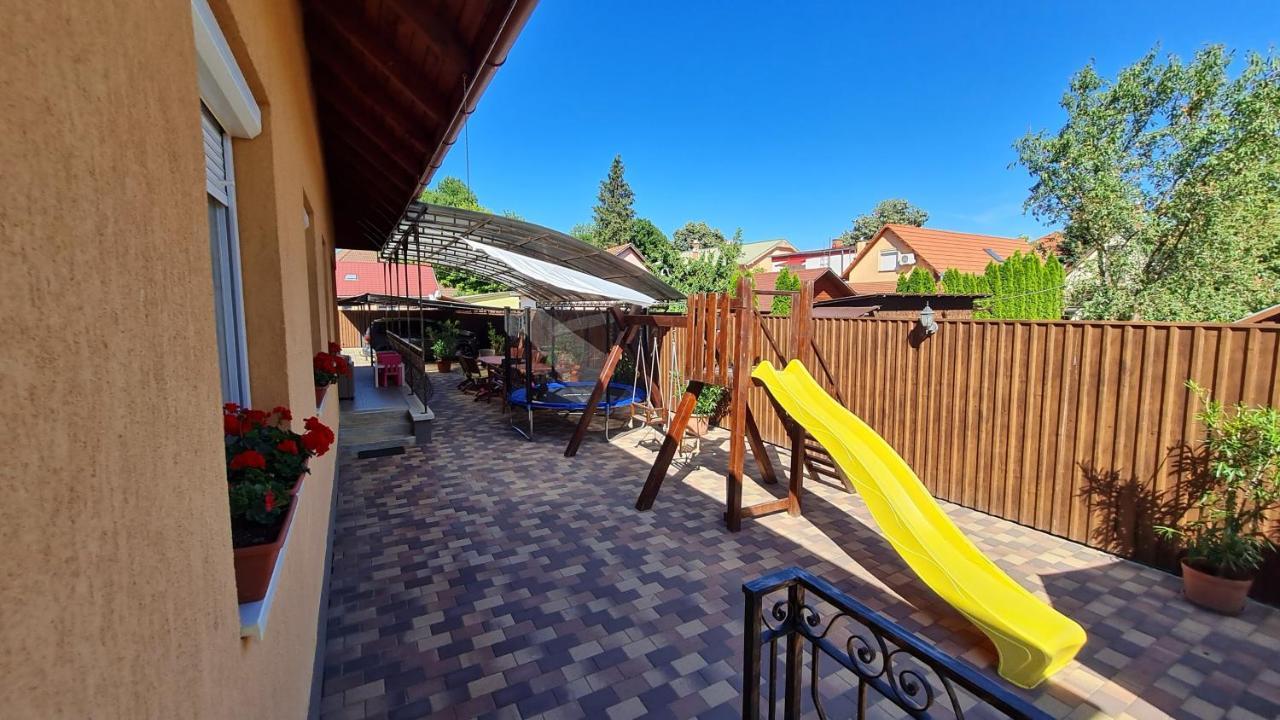 Ada Apartmanhaz Hajdúszoboszló Buitenkant foto
