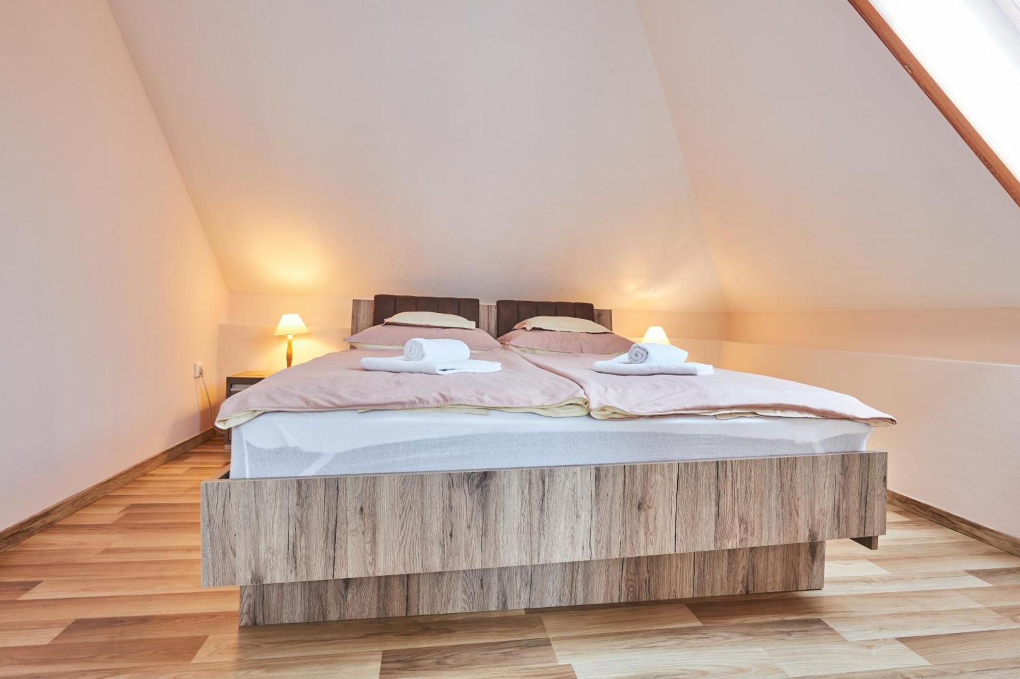 Ada Apartmanhaz Hajdúszoboszló Buitenkant foto