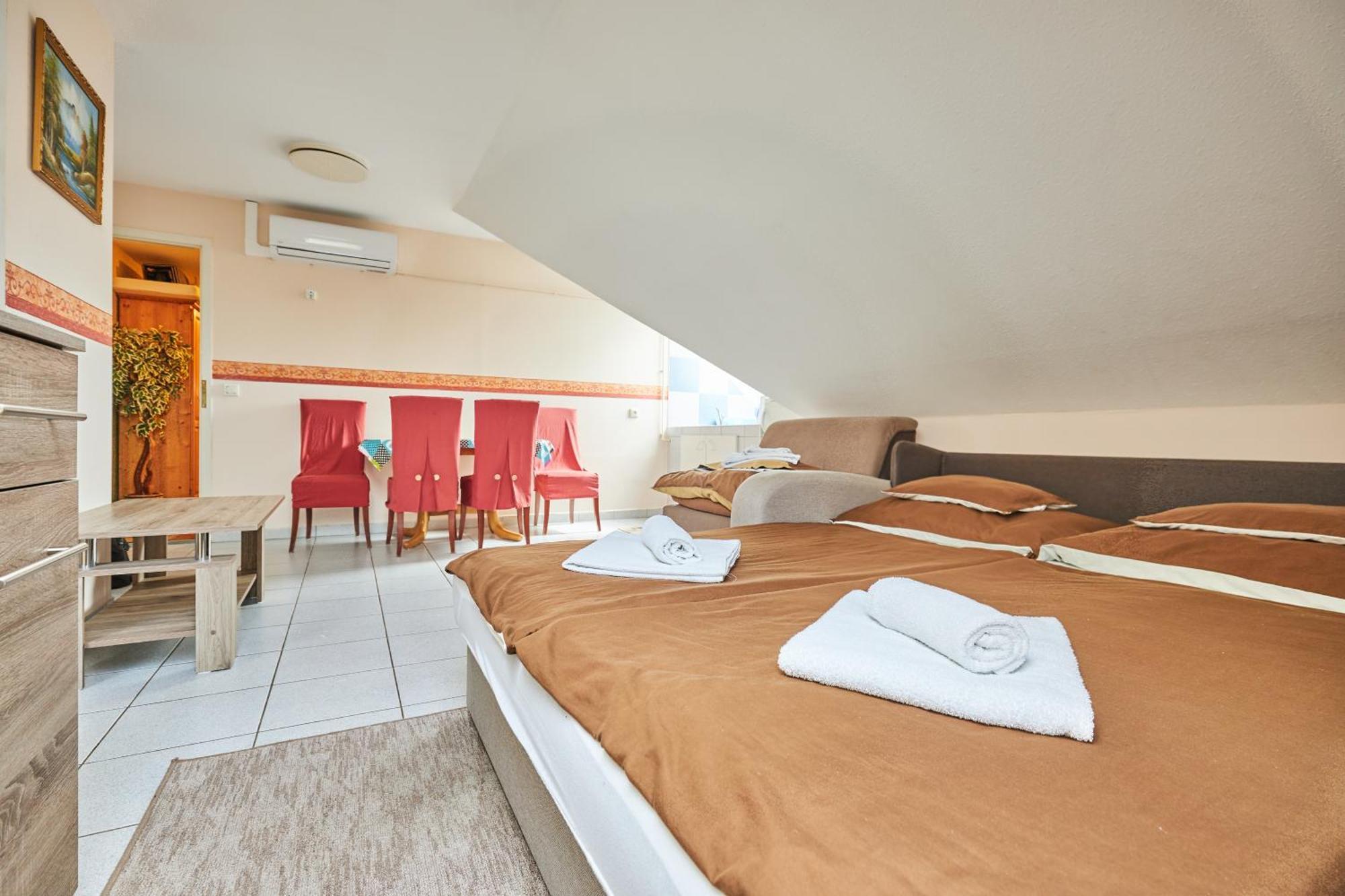 Ada Apartmanhaz Hajdúszoboszló Buitenkant foto