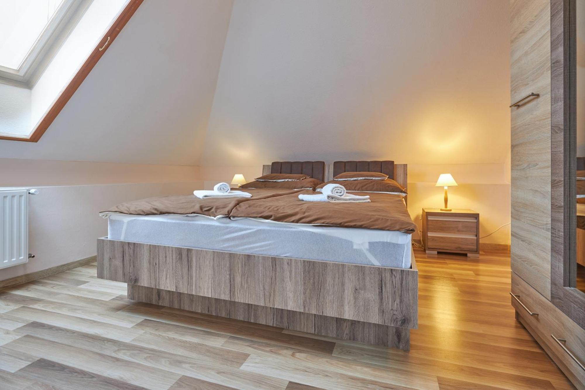 Ada Apartmanhaz Hajdúszoboszló Buitenkant foto