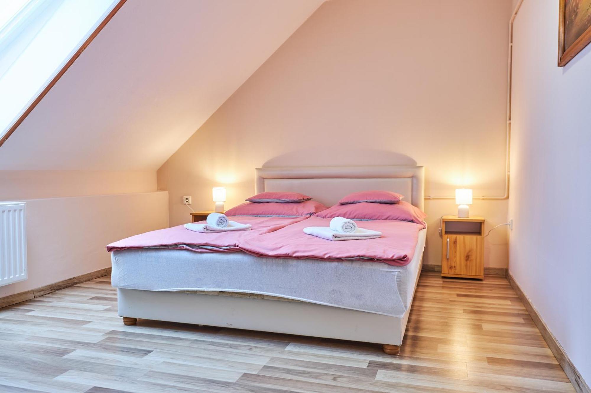 Ada Apartmanhaz Hajdúszoboszló Buitenkant foto