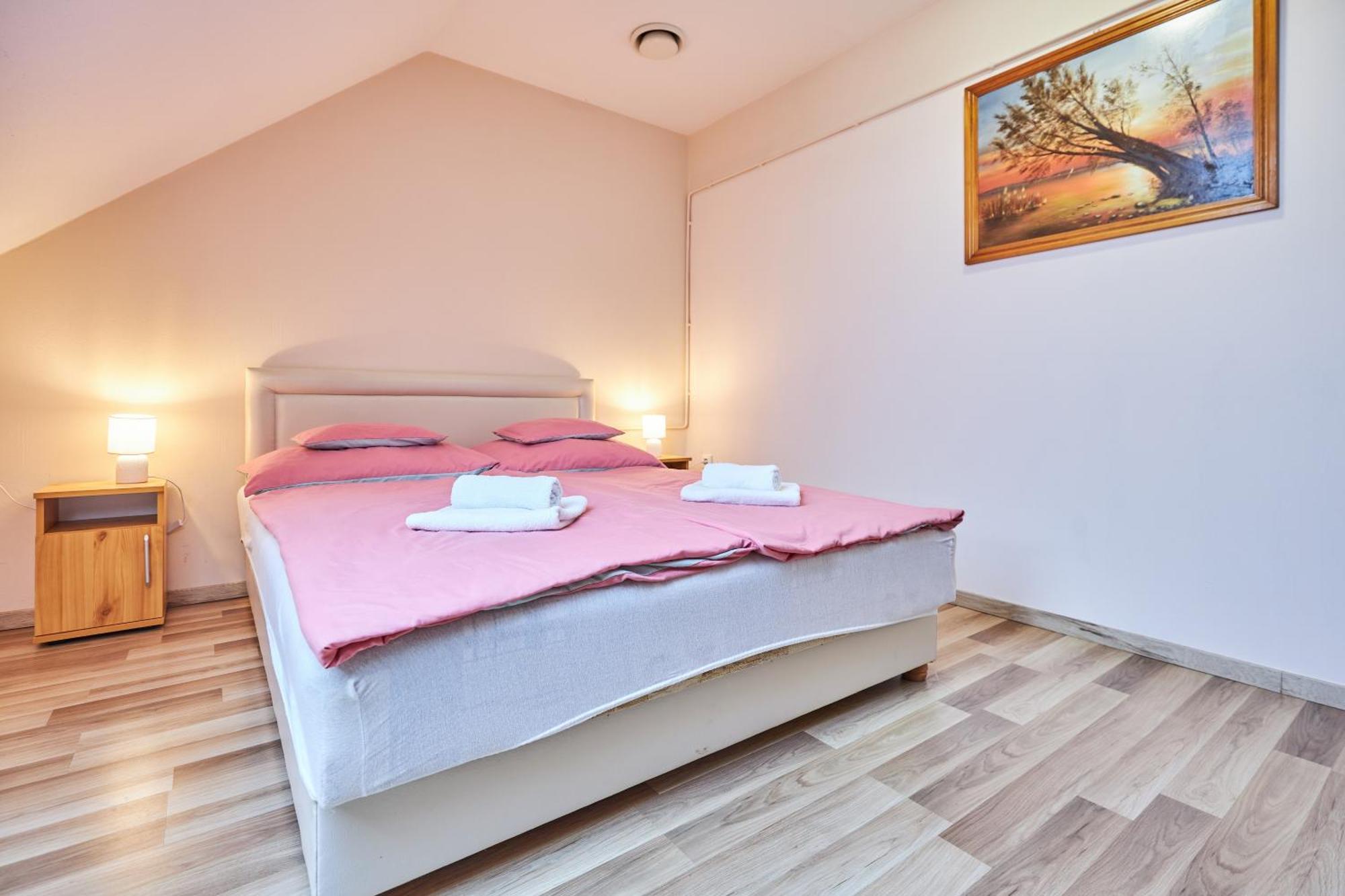 Ada Apartmanhaz Hajdúszoboszló Buitenkant foto