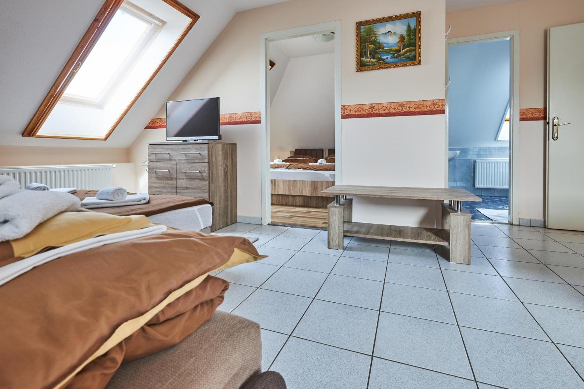 Ada Apartmanhaz Hajdúszoboszló Buitenkant foto