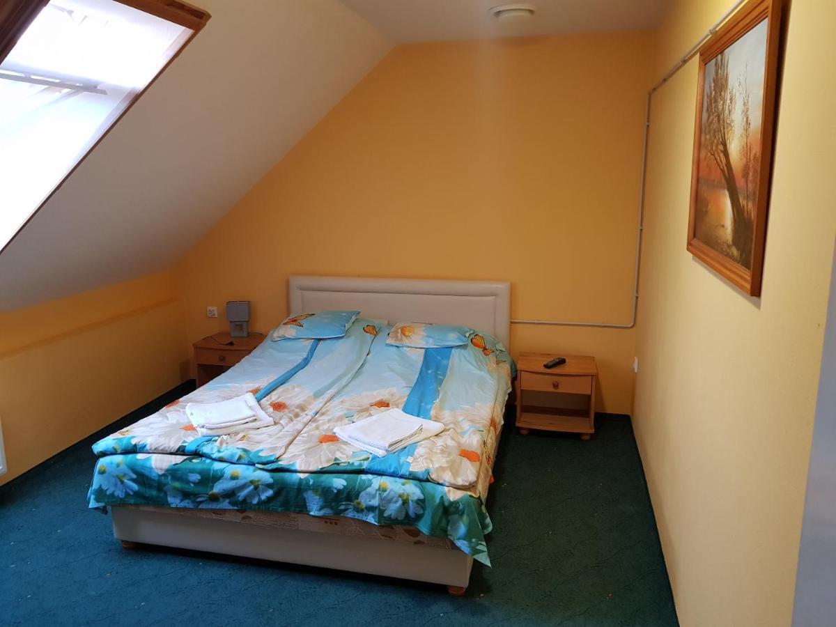 Ada Apartmanhaz Hajdúszoboszló Buitenkant foto